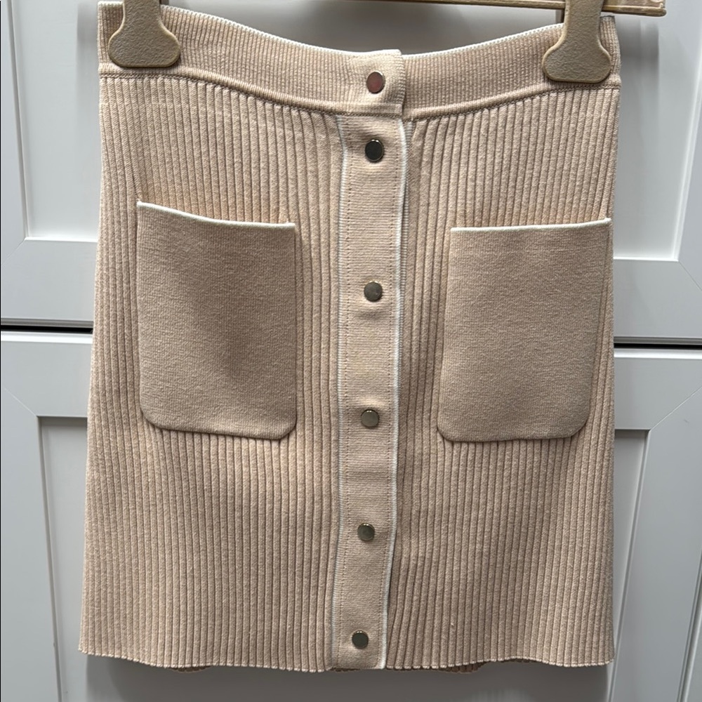 Brand new Maje Elegant Beige Button-Front Skirt with pockets